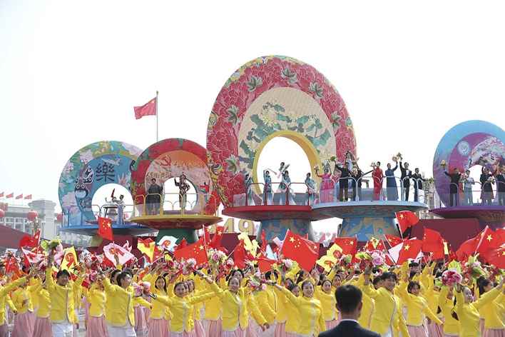 在庆祝新中国成立70周年群众游行活动中，中央戏剧学院师生参与组建的“中华文化”方阵走过天安门广场.jpg